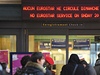 Cestující před informační tabulí. Vlaky eurostar kvůli zimě nejely.